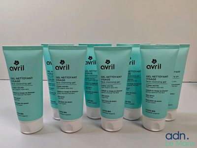 un lot de cinq flacons de soins pour la peau posé sur une table