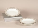 deux assiettes et un bol posés sur une boîte blanche