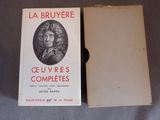 un vieux livre sur lequel figure l'image d'un homme portant une perruque