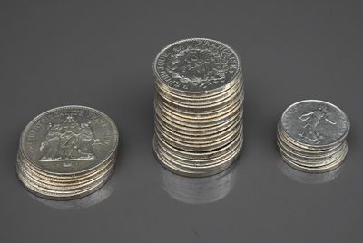 des pièces empilées les unes sur les autres sur une surface réfléchissante