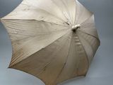 un parapluie blanc ouvert sur fond gris