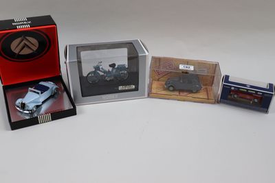 une boîte contenant une petite voiture, posée à côté d'autres objets