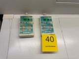 deux téléphones portables exposés à la vente