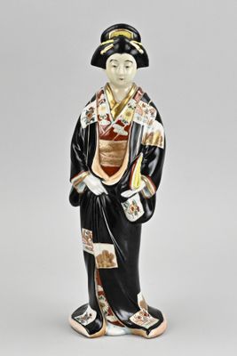 figurine représentant une femme vêtue d'un kimono et d'un chapeau