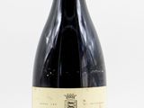 une bouteille de vin posée sur une table
