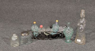 un groupe de bouteilles en verre posées sur une table