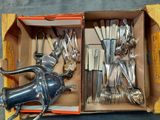 une boîte contenant un tas d'argenterie