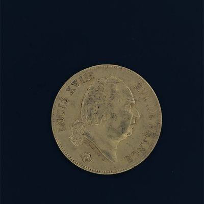 gros plan d'une pièce de monnaie sur une surface noire