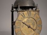 une horloge surmontée d'une cloche