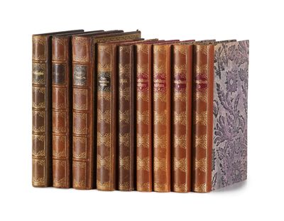 un tas de livres empilés les uns sur les autres sur une surface blanche