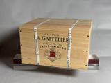 une boîte en bois portant une étiquette