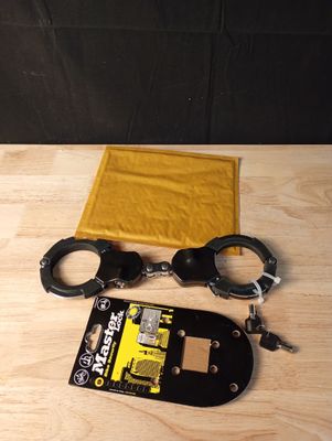 une paire de menottes et un sac posés sur une table
