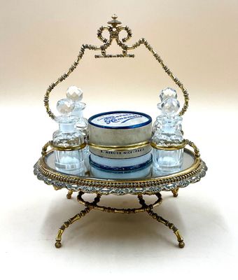 un plateau sur lequel se trouvent un gâteau et deux verres