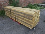 une grande quantité de bois empilée sur une charrette