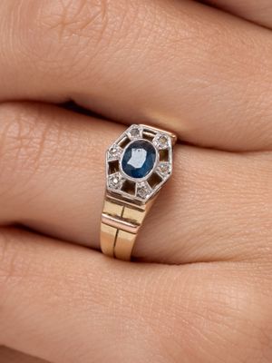 une image montrant un gros plan de la main d'une personne portant une bague