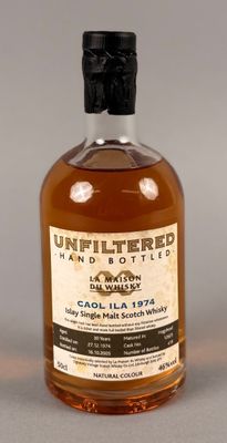 une photo d'une bouteille de bourbon non filtré posée sur une table