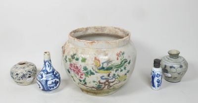 trois vases posés l'un à côté de l'autre sur une table