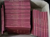 beaucoup de livres dans une boîte sur une table