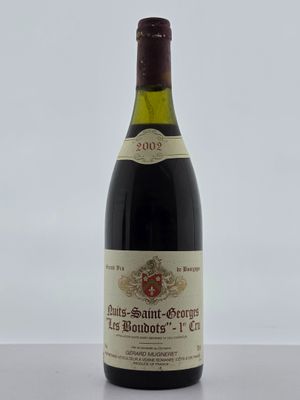 une bouteille de vin posée sur une table