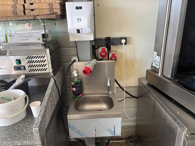 une cuisine avec un évier et une cuisinière