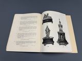 un livre ouvert sur lequel figure l'image d'une horloge