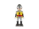 un gros plan sur une figurine représentant un chevalier armé d'une épée