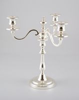 ERCUIS. Candélabre en métal argenté à trois bras de lumière.