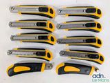 six outils à main jaunes et noirs sont alignés sur une surface blanche