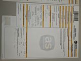 une photo montrant de nombreux billets posés sur une table