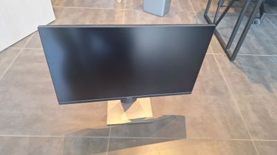 un téléviseur à écran plat posé sur un support dans une pièce