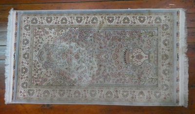 un vieux tapis posé sur un parquet dans une pièce