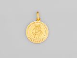 un pendentif en forme de médaille de saint Benoît plaqué or