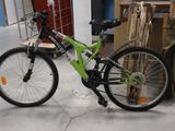 un vélo qui se trouve dans une pièce, à côté d'une pile de cartons