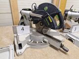 quelqu'un utilise une scie circulaire pour couper une pièce de bois