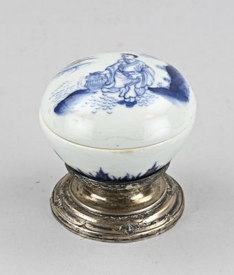 une image représentant un bol en porcelaine bleue et blanche posé sur un socle