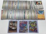 beaucoup de cartes pokemon différentes sur la table