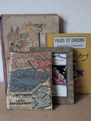 plusieurs livres sont posés sur une table les uns à côté des autres