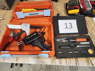 une boîte d'outils posée sur une table