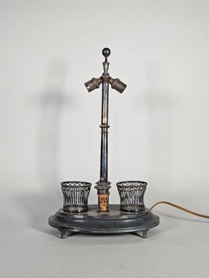 une photo d'une lampe de table sur laquelle sont posées deux tasses