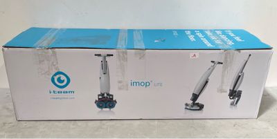 la boîte est ouverte pour montrer le contenu d'un aspirateur