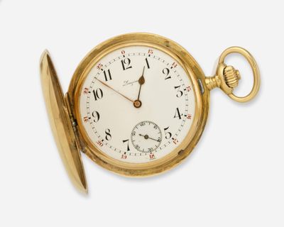 une montre de poche en or contenant une clé