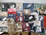 une pile de vêtements posée sur le sol