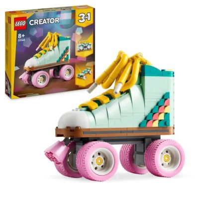 un camion miniature avec un skateboard dessus et une boîte de Lego à l'arrière-plan
