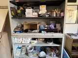 une étagère remplie d'objets dans une pièce