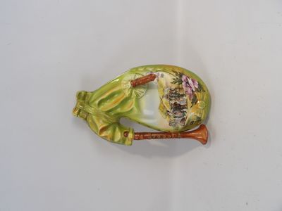 figurine en porcelaine représentant un poisson sur un fond blanc