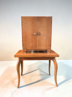 une petite table en bois surmontée d'un meuble