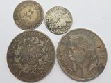 Quatre pièces de monnaie britanniques différentes sont représentées sur un fond blanc.
