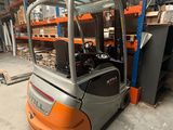 un chariot élévateur garé dans un entrepôt