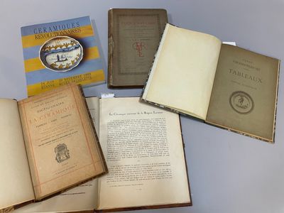 plusieurs vieux livres posés sur une table les uns à côté des autres