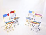 une paire de chaises pliantes colorées sur fond blanc dans un studio